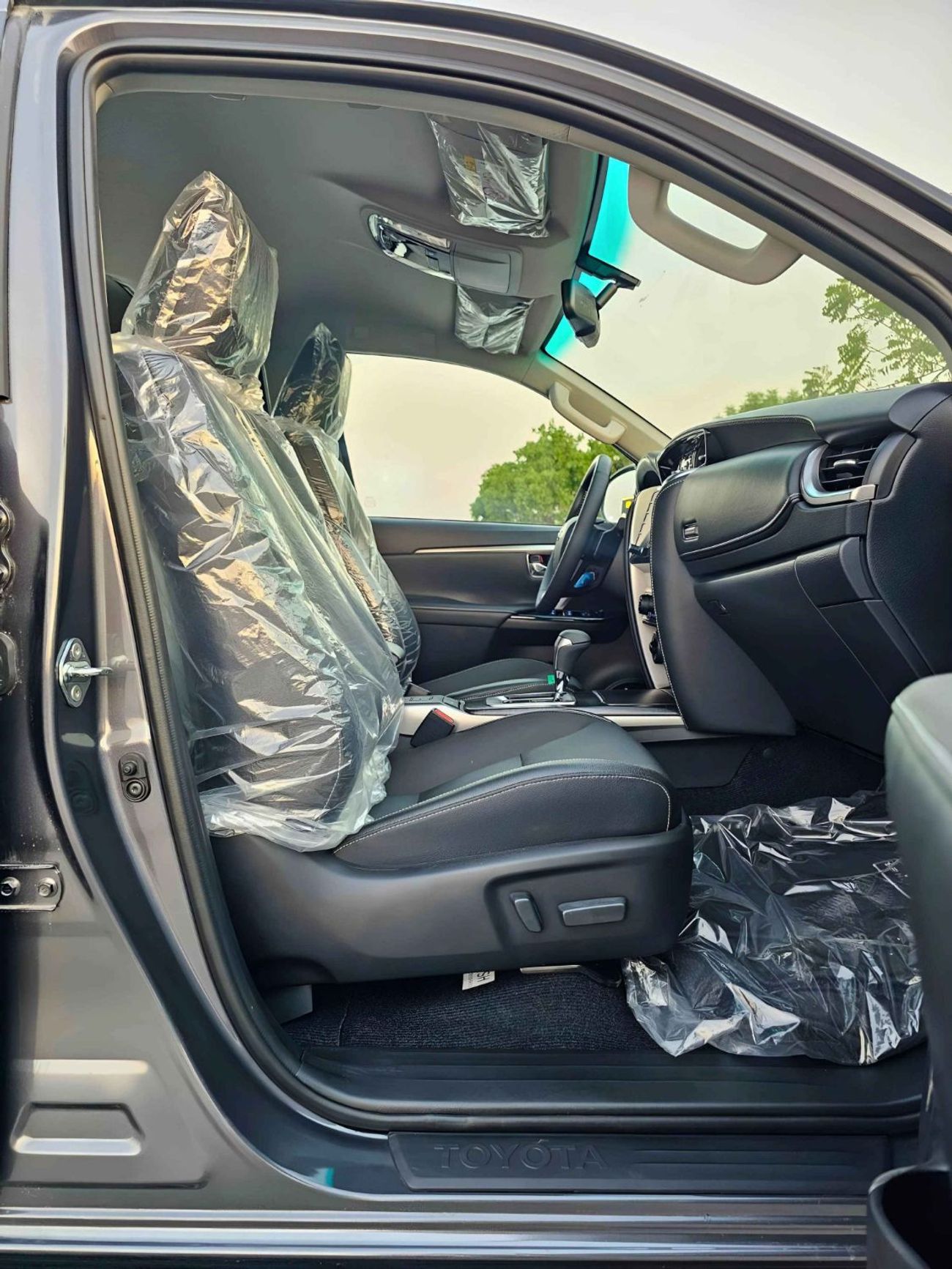 تويوتا فورتونر SR5 ADVENTURE / 4.0L V6 PETROL / CLIMATE WITH LEATHER SEATS / DIFFLOCK / AUTO A/C (CODE # F6HA)