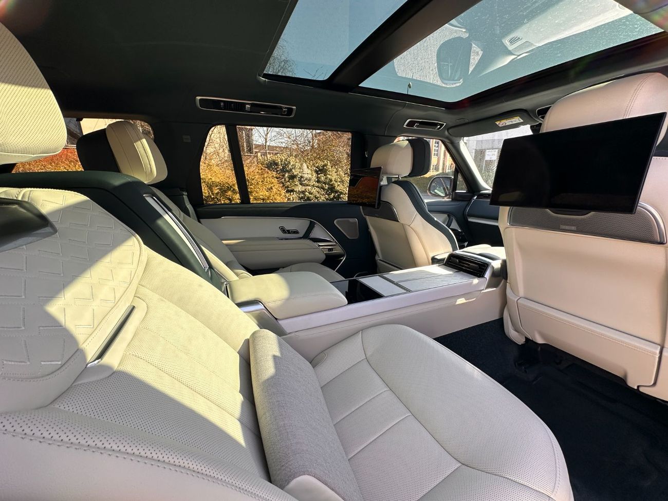 لاند روفر رينج روفر SV 4.4L P615 V8 Right Hand Drive