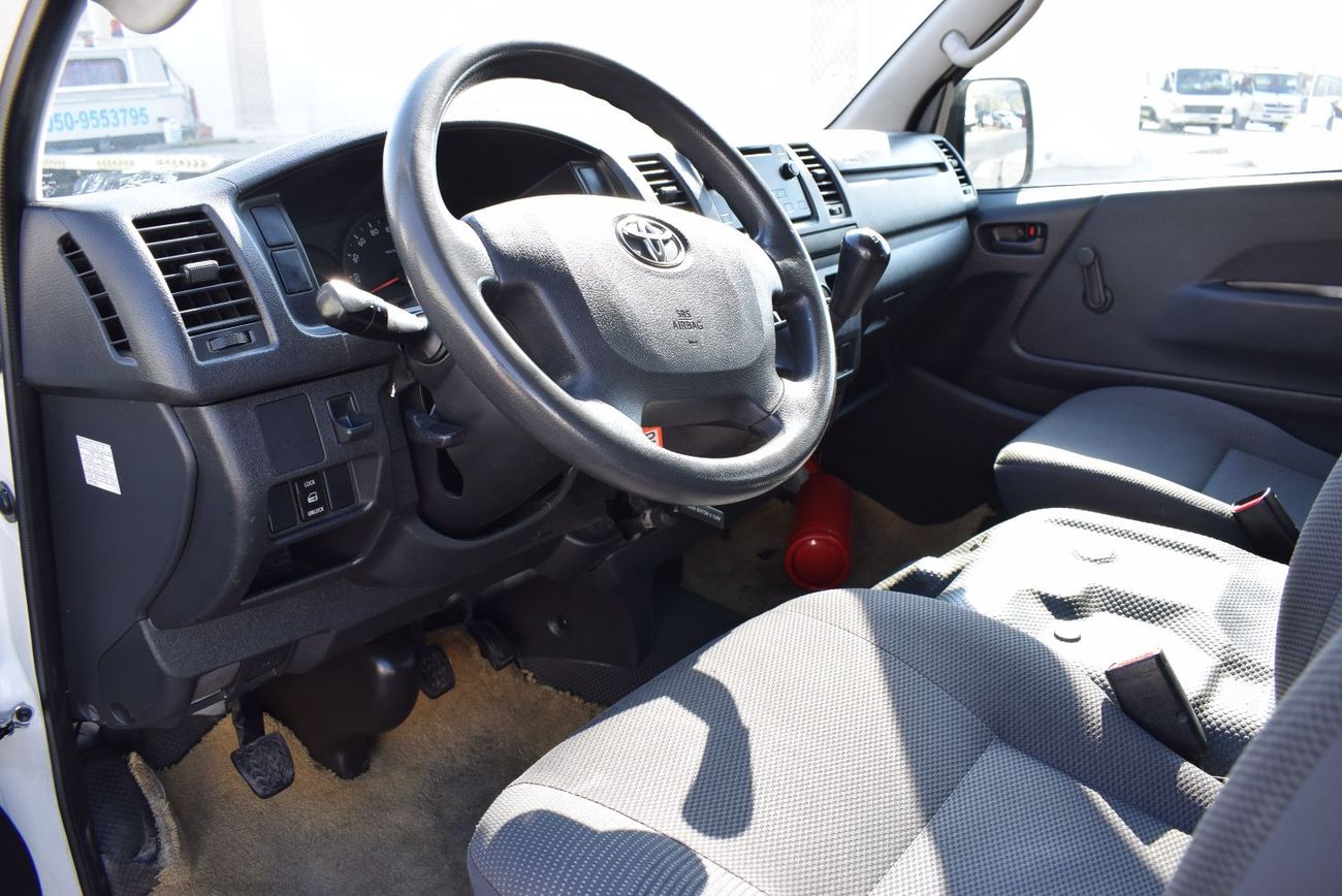 تويوتا هاياس Toyota Hiace Bus 13 seater, model:2015.