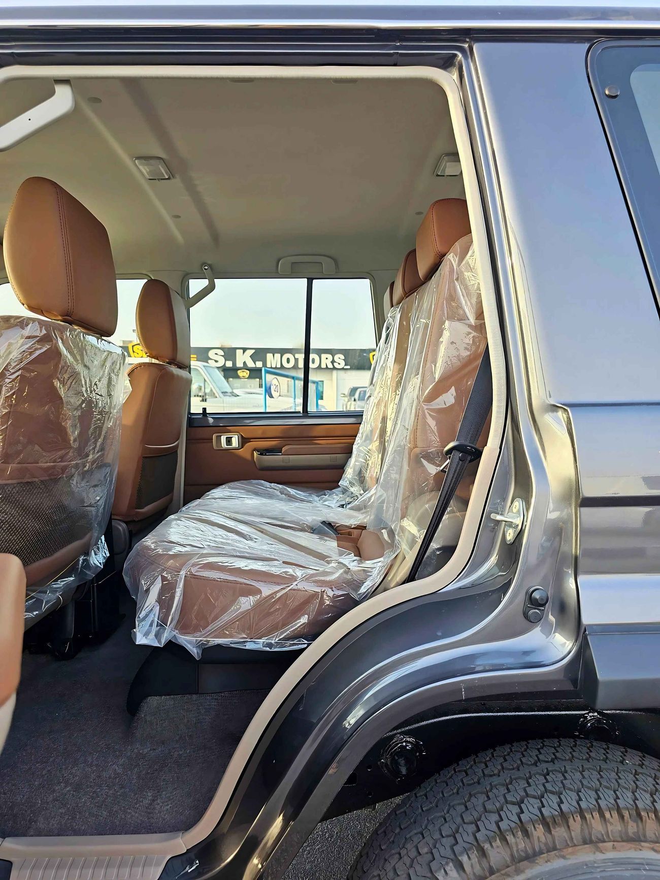 Toyota Land Cruiser 70 LC76  / A/T / 2.8L V4 DIESEL / WINCH SNORKEL / DVD CAMERA / HIGH OPTION / CODE # LX-Z