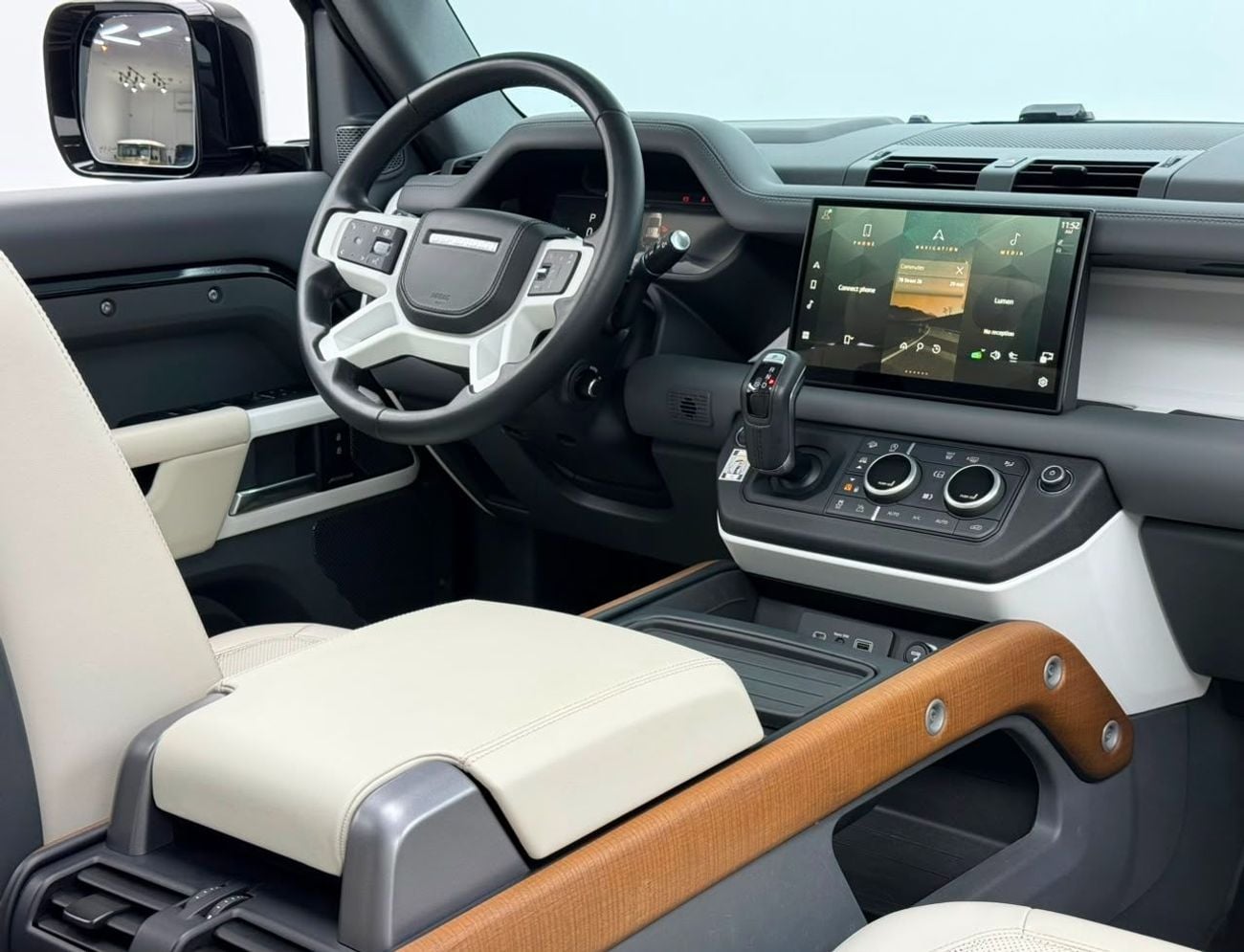 لاند روفر ديفندر 2024 Land Rover Defender 110 HSE P400, 2028 LR Warranty, 2029 LR Service Pack, Fully Loaded, GCC