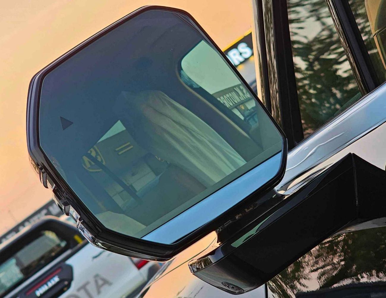 Dongfeng M Hero M817 HYBRID / 1.5L TURBO CHARGED PETROL /  LARGE DISPLAY 15.6" TOUCHSCREEN / PANORAMIC ROOF (CODE#MH817H)