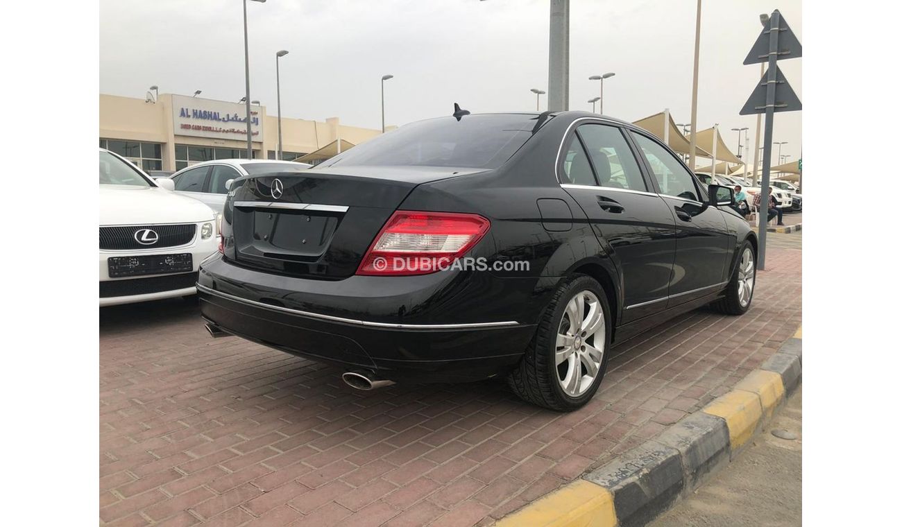 مرسيدس بنز C 300 موديل 2011 وارد نظيفه جدا بدون صبغ فل اوبشن فتحه وجلد ومتبت سرعه وتحكم بالاستيرنج وكاميرا خلفيه ونظا