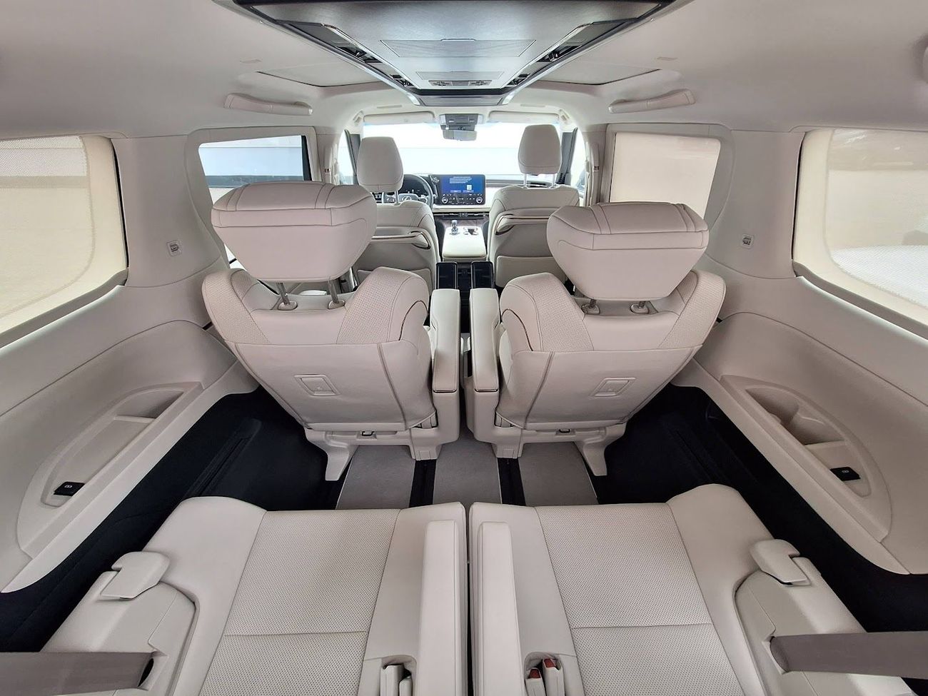 لكزس LM 350h LEXUS LM350h - 7 STR - 2.5L - HYB - AT - 2026 MY