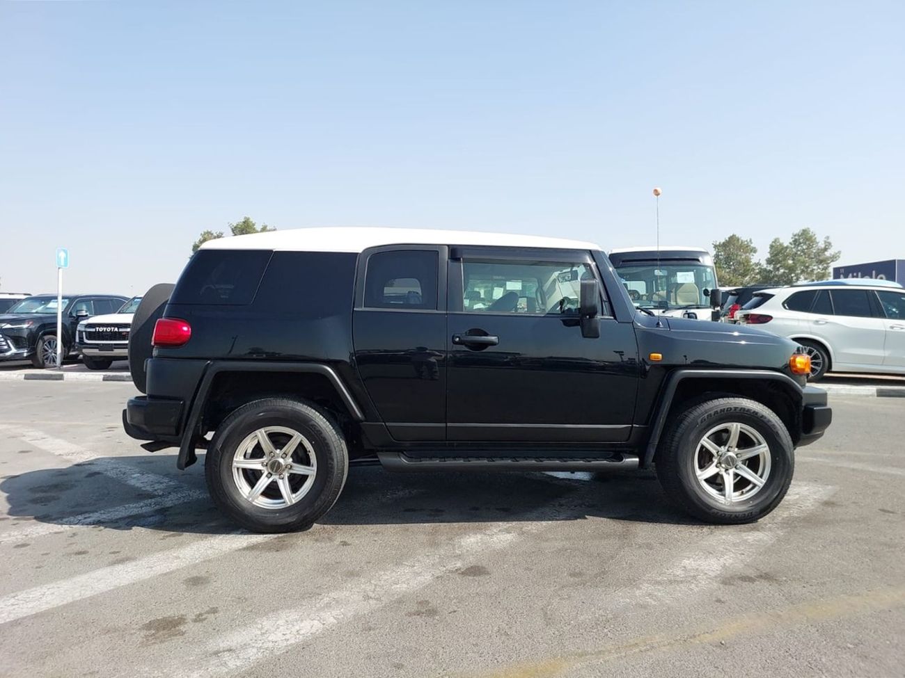 تويوتا إف جي كروزر (RAMADAN OFFER) TOYOTA FJ CRUISER SUV RHD 2013 MODEL 4.0 L PETROL AUTOMATIC(PM23149)