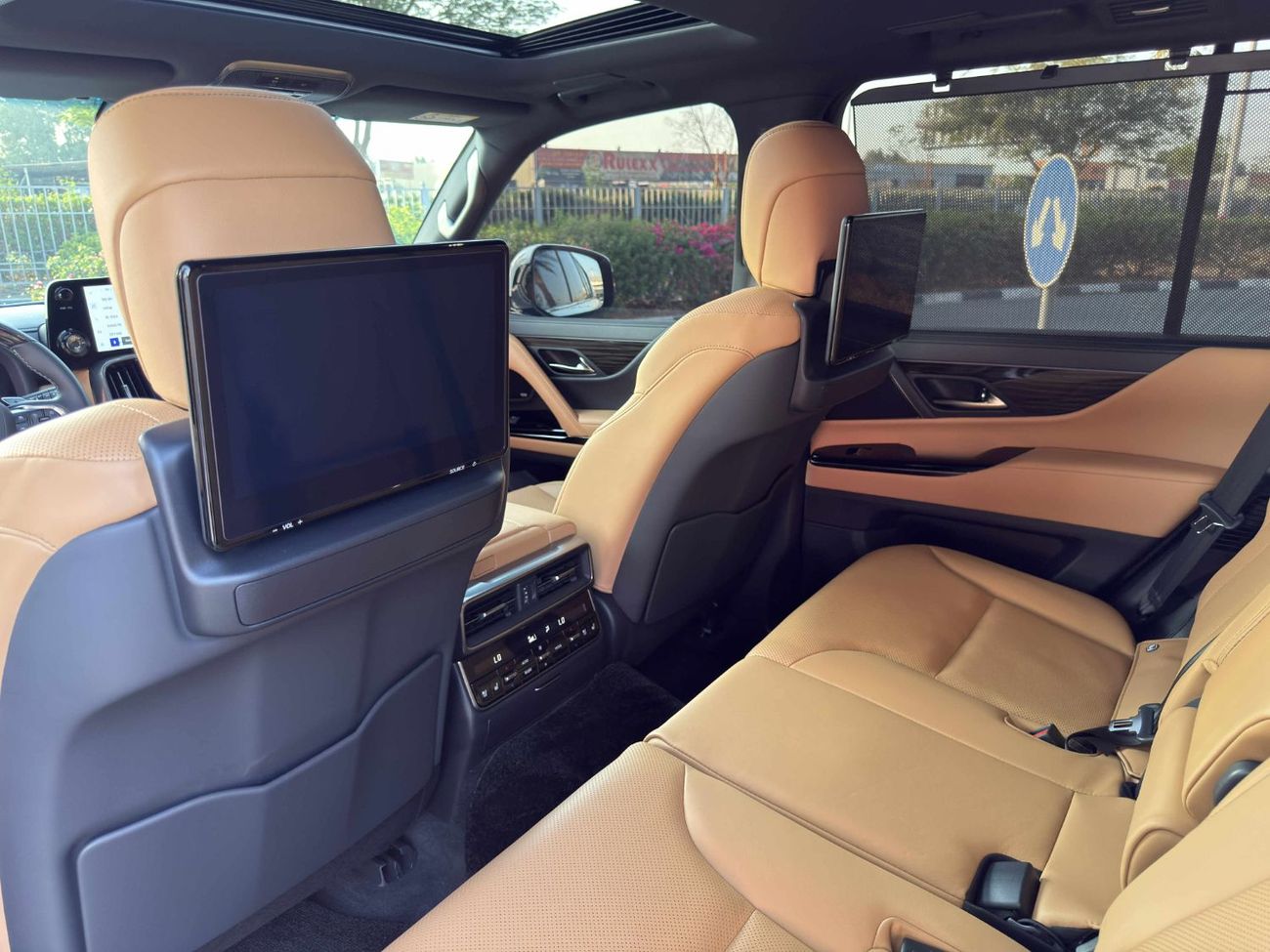 لكزس LX 700h Signature