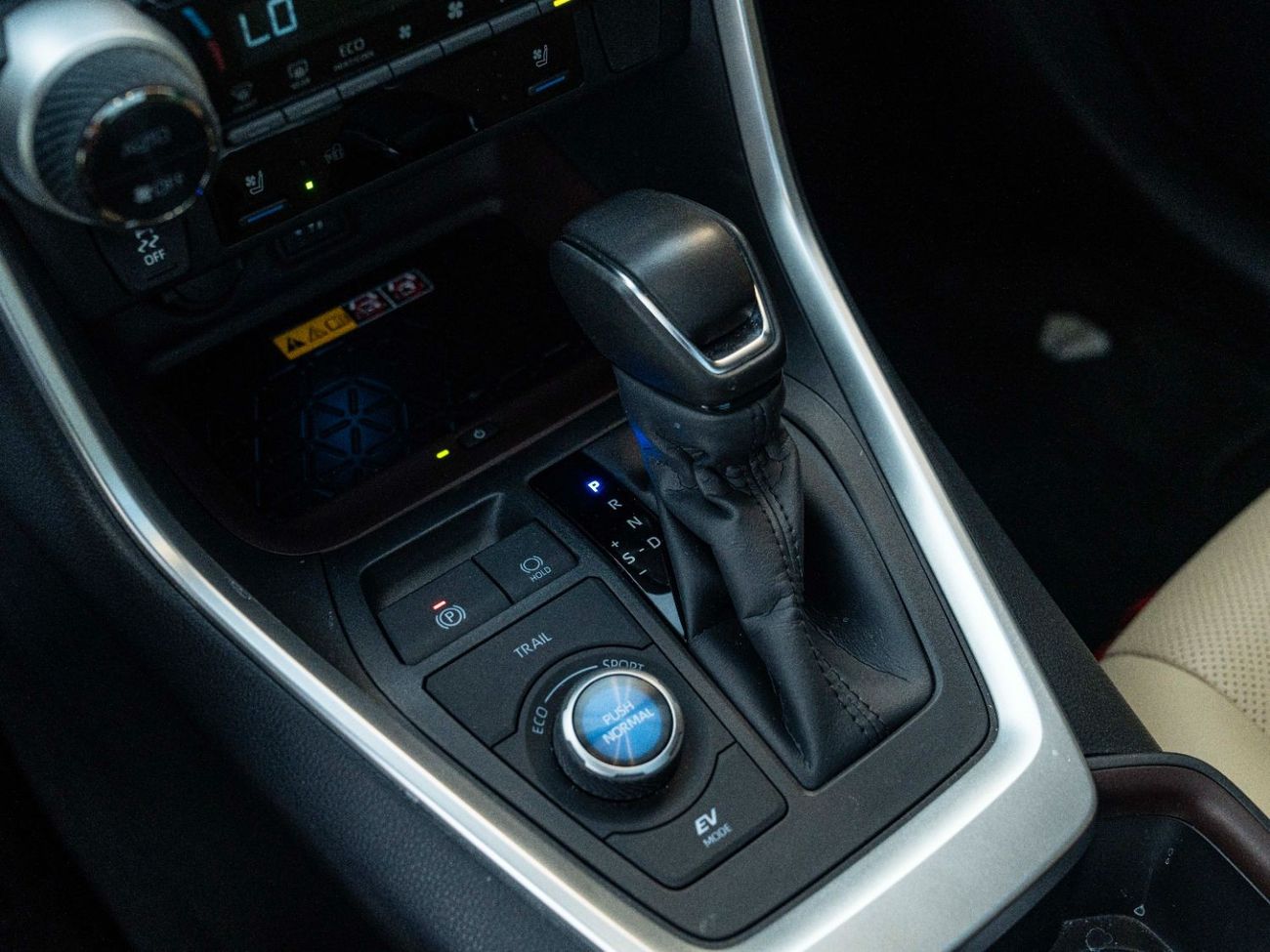 Toyota RAV4 AED 2,327 PM • RAV 4 HYBRID VXR • ONLY 11,500 KMS • OFFICIAL AL FUTTAIM MOTORS TOYOTA WARRANTY