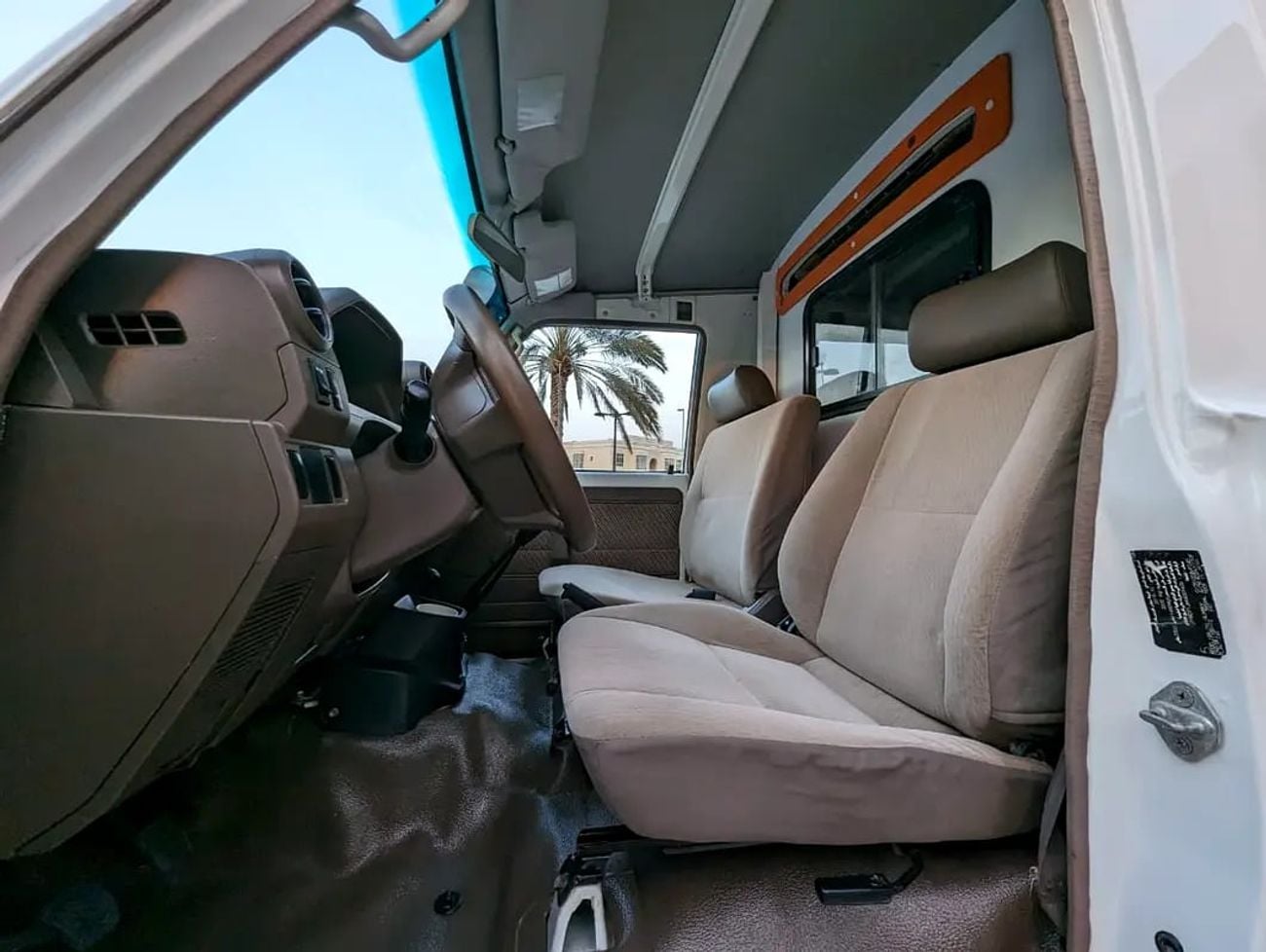 تويوتا لاند كروزر 70 LAND CRUISER LC78 AMBULANCE GCC IN EXCELLENT CONDITION
