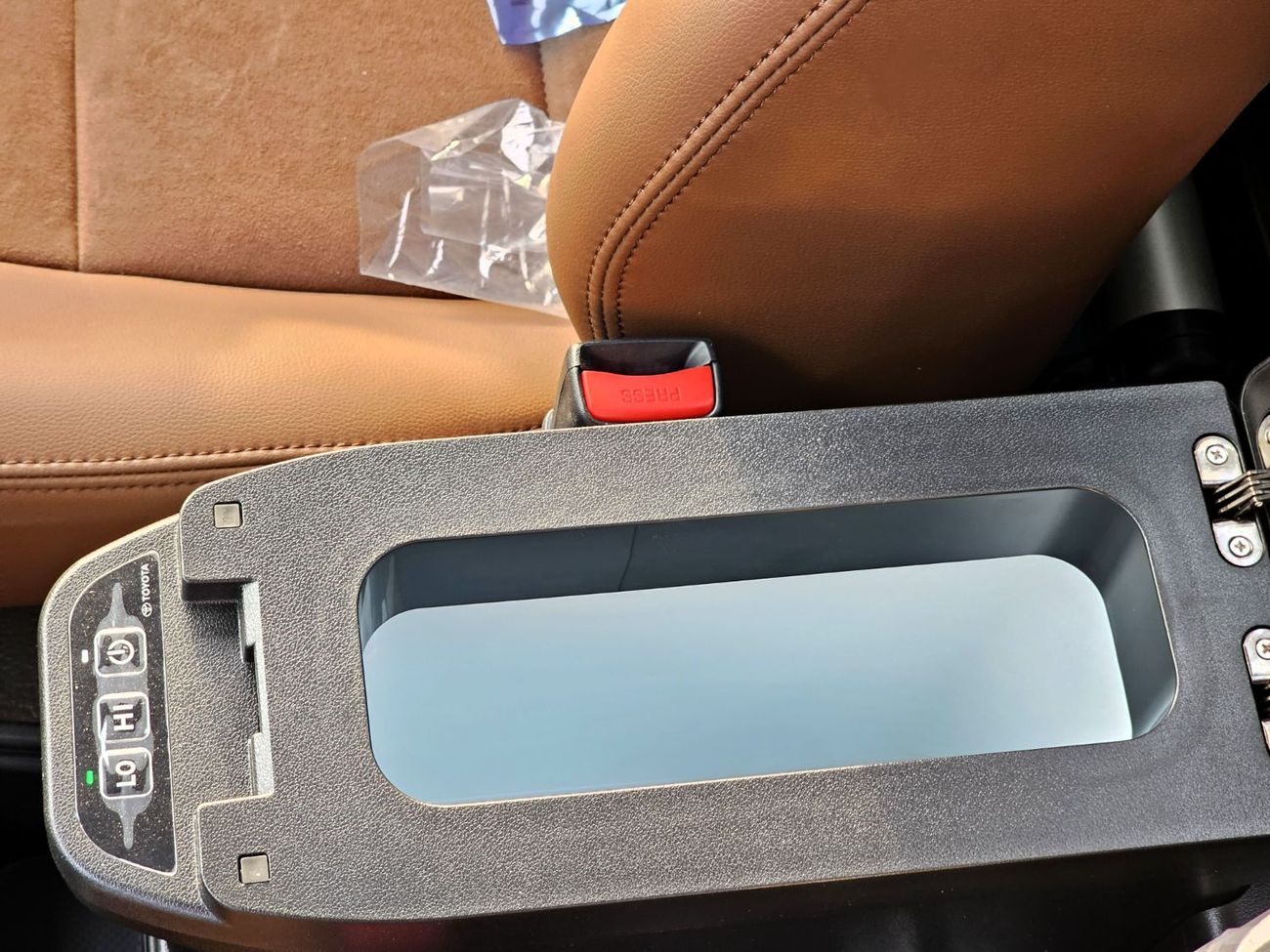 تويوتا لاند كروزر TOYOTA LC79 SINGLE CABIN DIESEL Z AUTO 2.8 V6 - 2025 MODEL - WHITE INSIDE TAN - OMANI