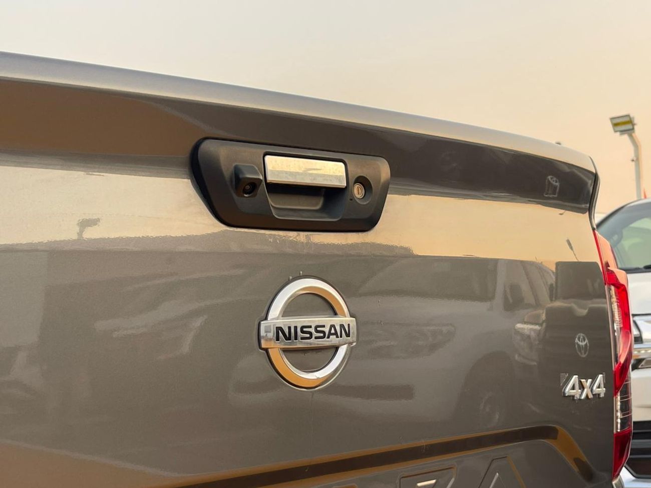 Nissan Navara G 2.5L 4WD M/T Nissan Navara Double Cab  2.5L Petrol 4WD 5 Seater MT