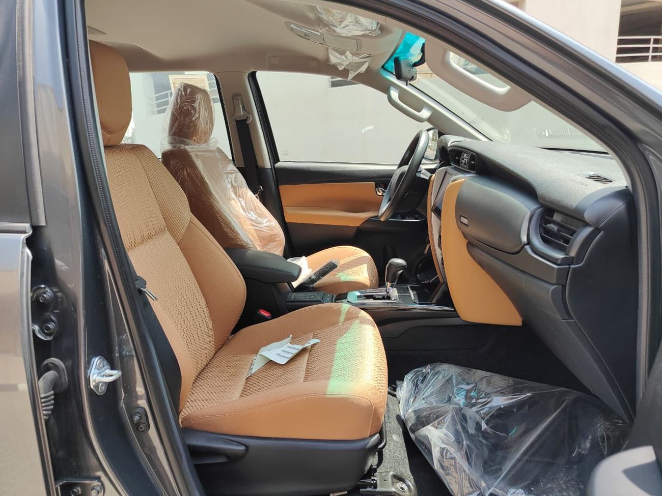 تويوتا فورتونر 2024 Toyota Fortuner SR5 7-Seater 2.4L 4-Cyl Turbo Diesel A/T 4x4 Export Only