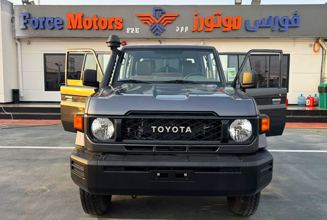 تويوتا لاند كروزر 70 LC79 LX - Manual . Diesel . Pick Up Truck . All Wheel Drive . 5 Seats . 4 Doors