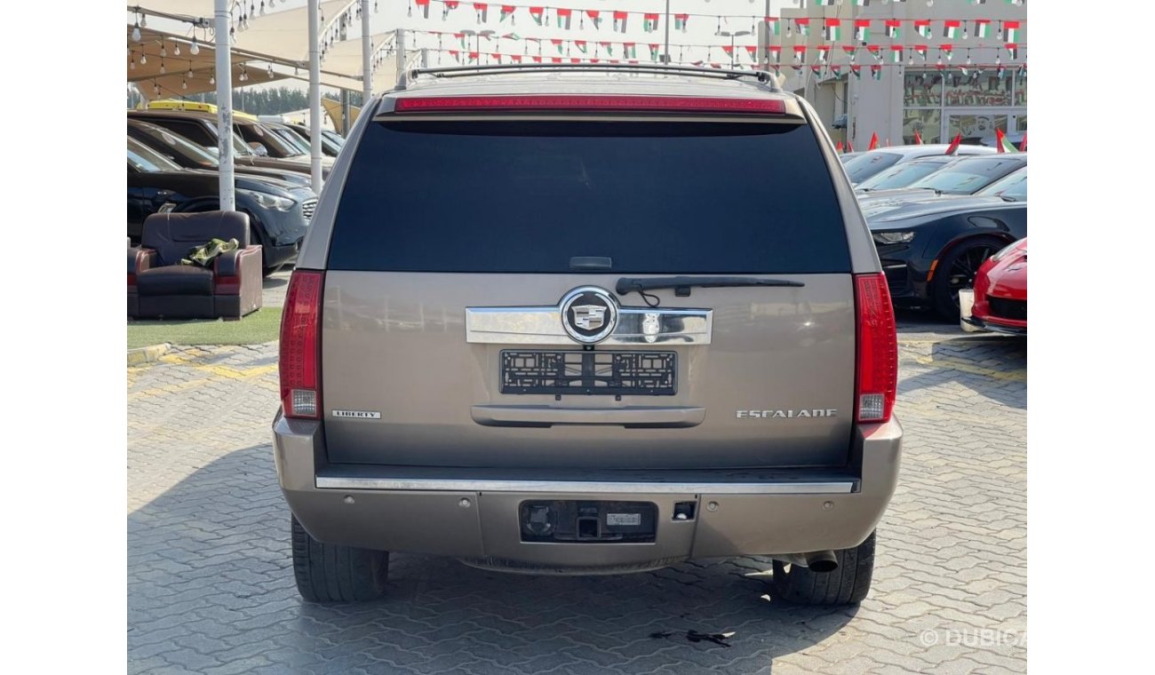 Cadillac Escalade Model 2007, imported from America, full option, 8 cylinder, mileage 256,000