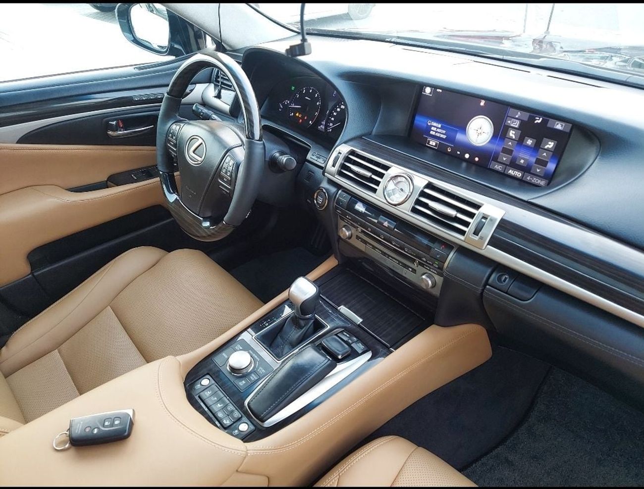 Lexus LS460 Premier SWB 4.6L (375 HP)