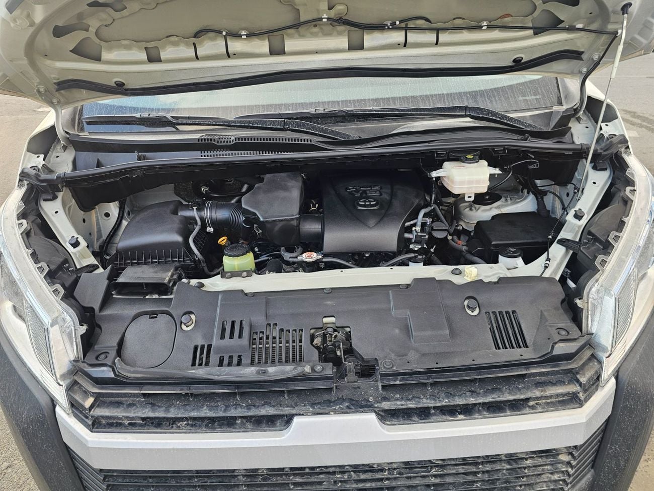 Toyota Hiace Commuter Highroof-3.5L-LHD-2WD-Side Glass-13 Seats- 4 Doors-Petrol-Automatic