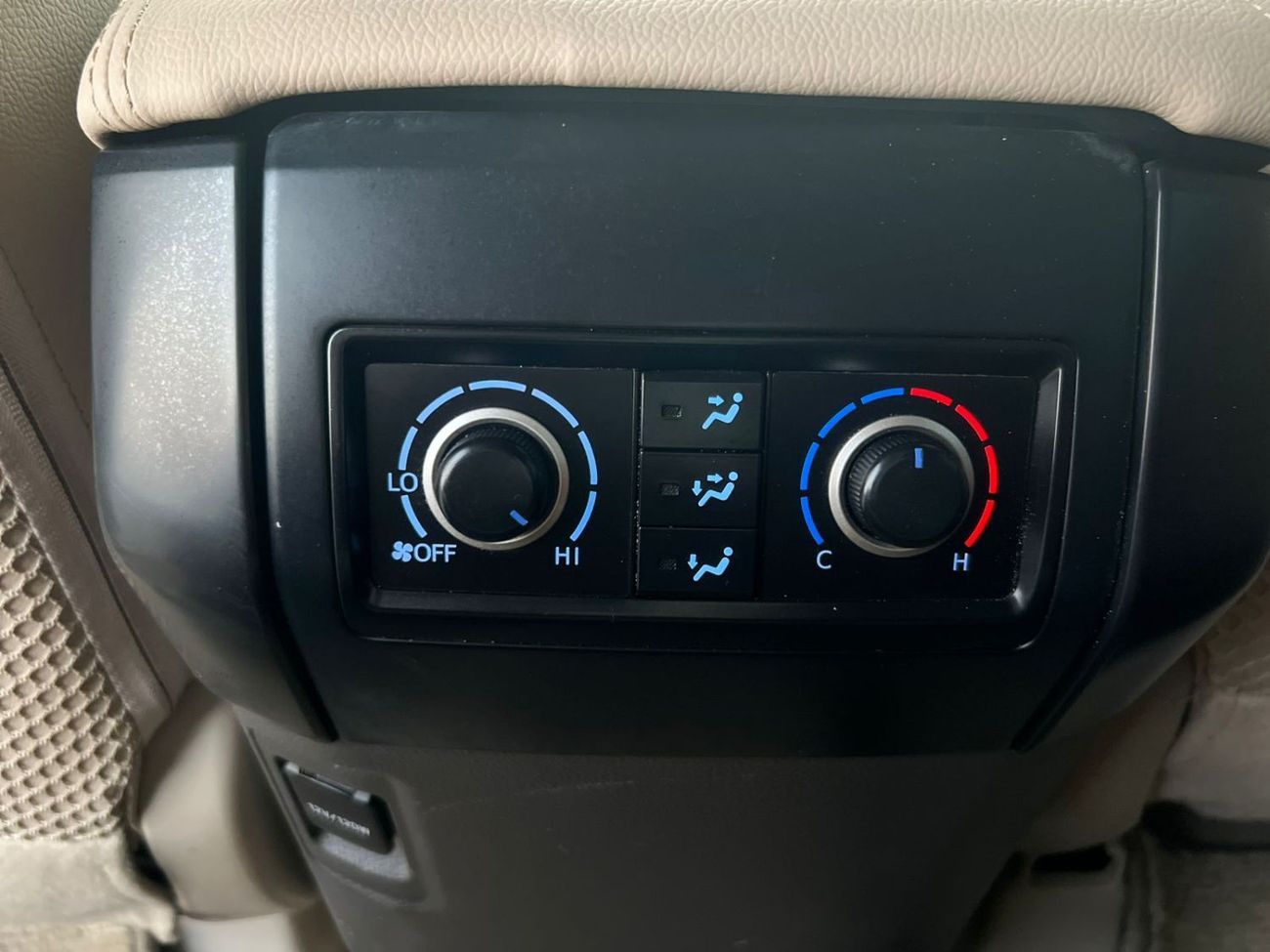 تويوتا برادو 2019 TXL 4.0L V6 - AWD 4x4 - Electric Seat - Rear CAM & Sensors - Cool Box -