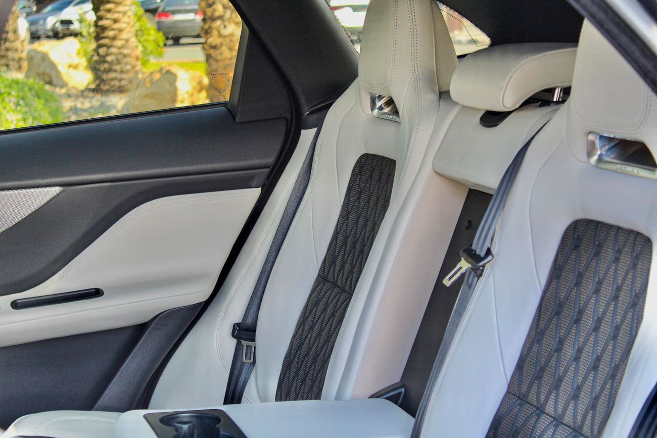 Jaguar F Pace SVR 5.0L 2019 Jaguar F-Pace SVR / Law Mileage (55,000 Km) / Candian Specs