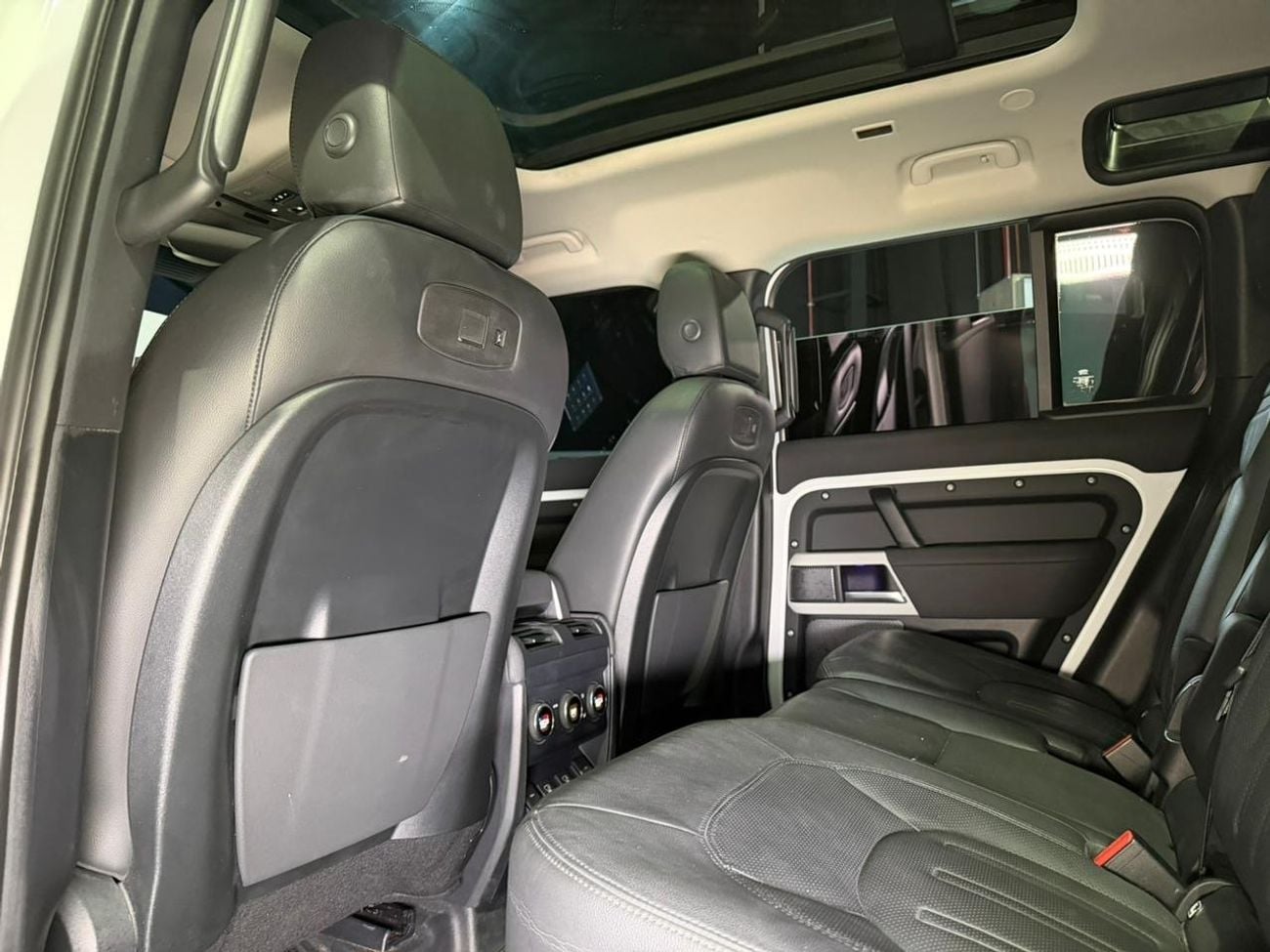 Land Rover Defender 110 S P300