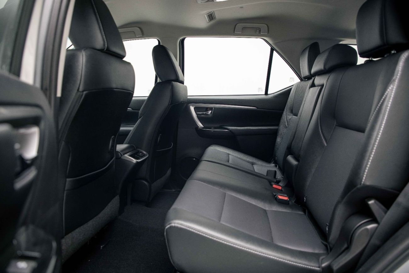 تويوتا فورتونر 4.0L - Silver Metallic Inside Black | Export Only