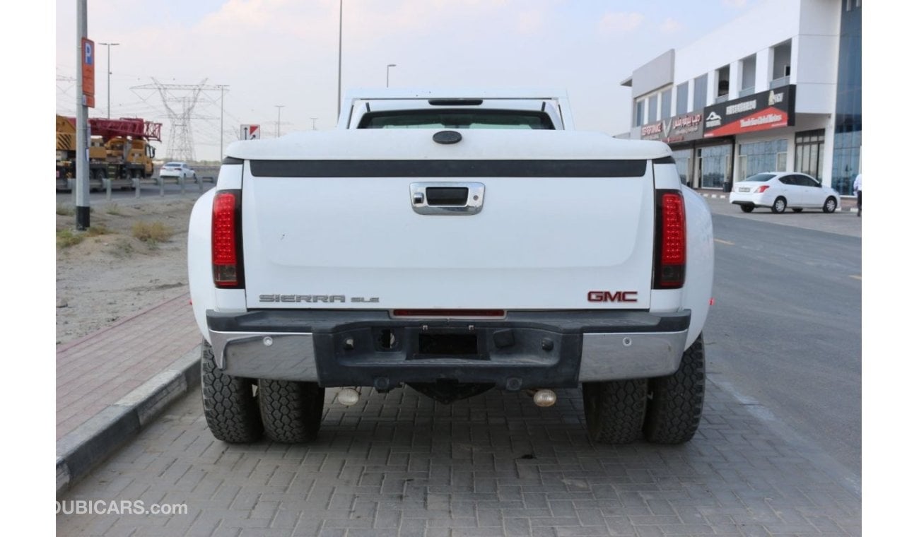 Chevrolet Silverado CHEVROLET SILVERADO 3500 HD GCC 4X4 PICKUP TRUCK 2011