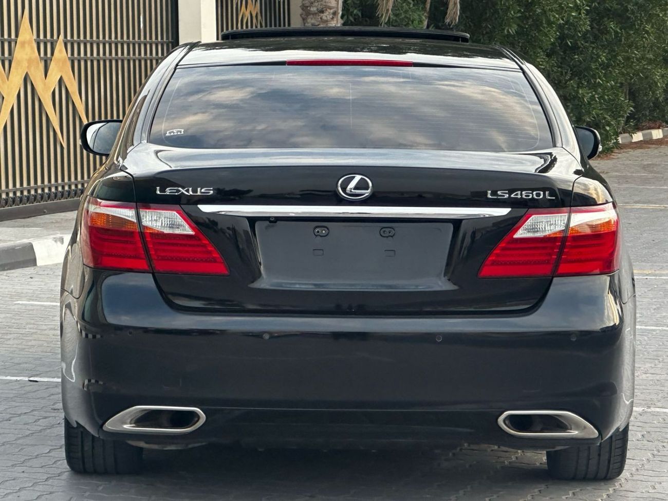 Lexus LS460 Lexus LS460L Model: 2010 Mileage: 152,000 miles Price: 32,000 dirhams Gulf specification  Full optio