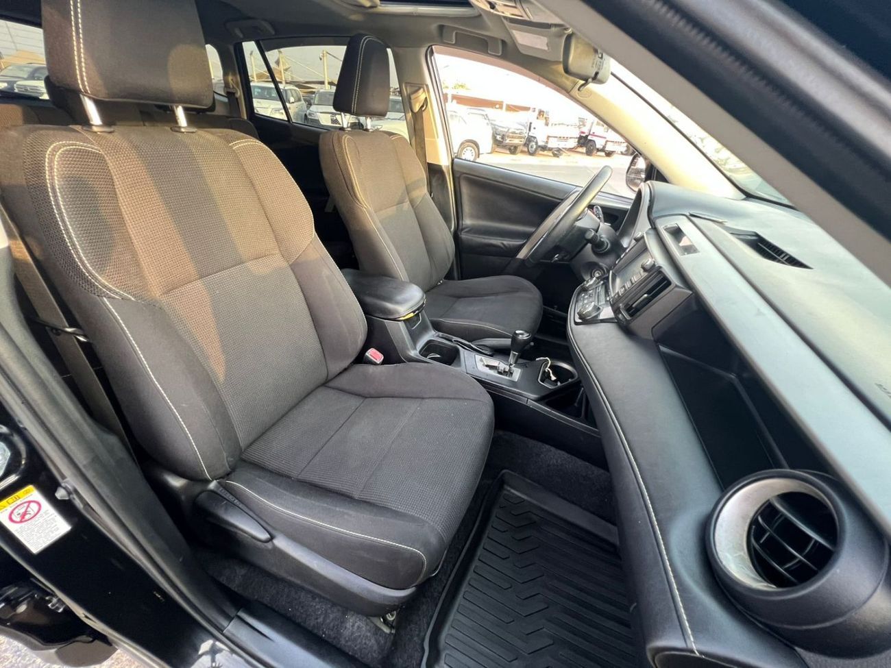 Toyota RAV4 2017 Toyota Rav4 XLE 2.5L V4 Mid Option - Sunroof - Rear Cam - Auto Trunk