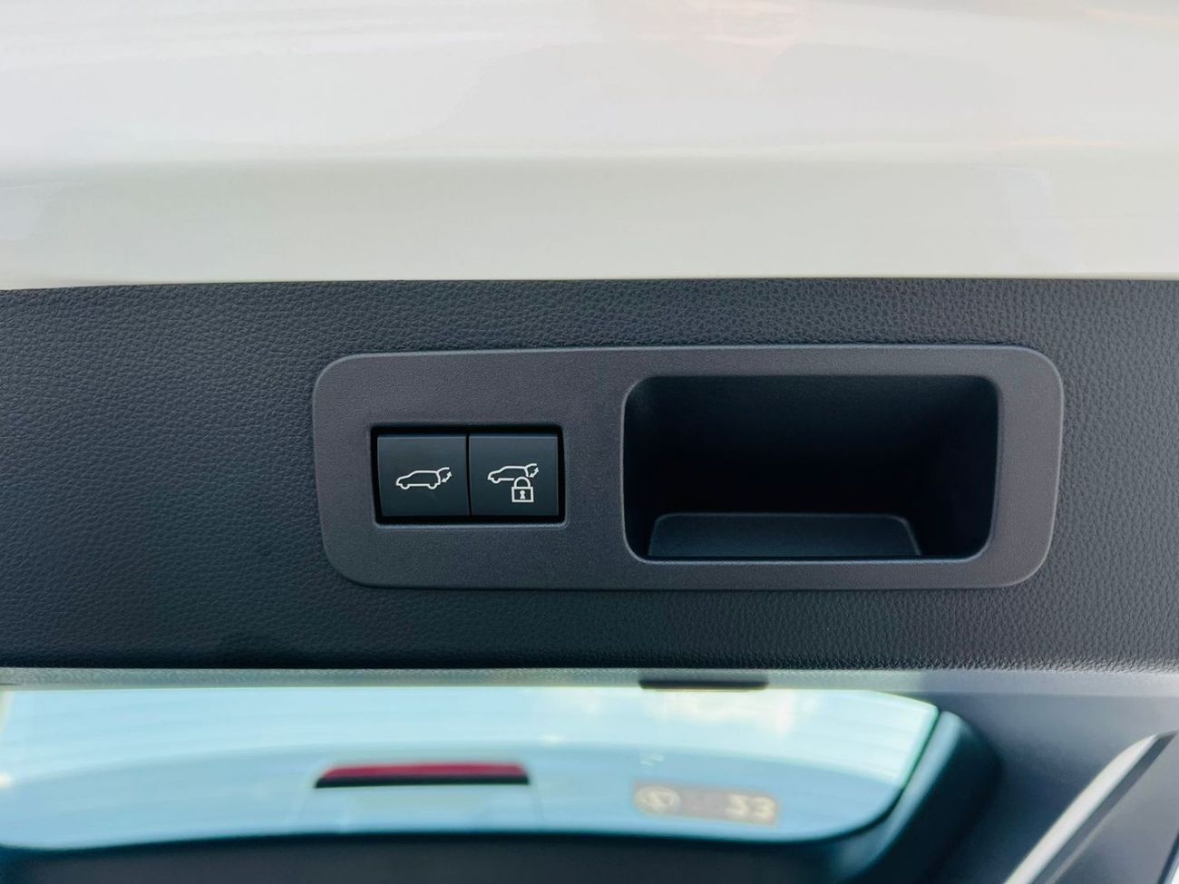 Lexus LX 600 LEXUS_LX600_SIGNATURE_2023_GCC_FULL_OPTIONS_WHITE_2024_AVAILABLE