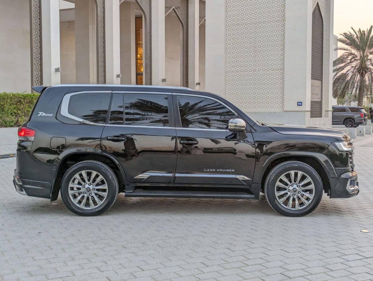 Toyota Land Cruiser Toyota Landcruiser 2016 LHD black exterior and red interior 7 seaters