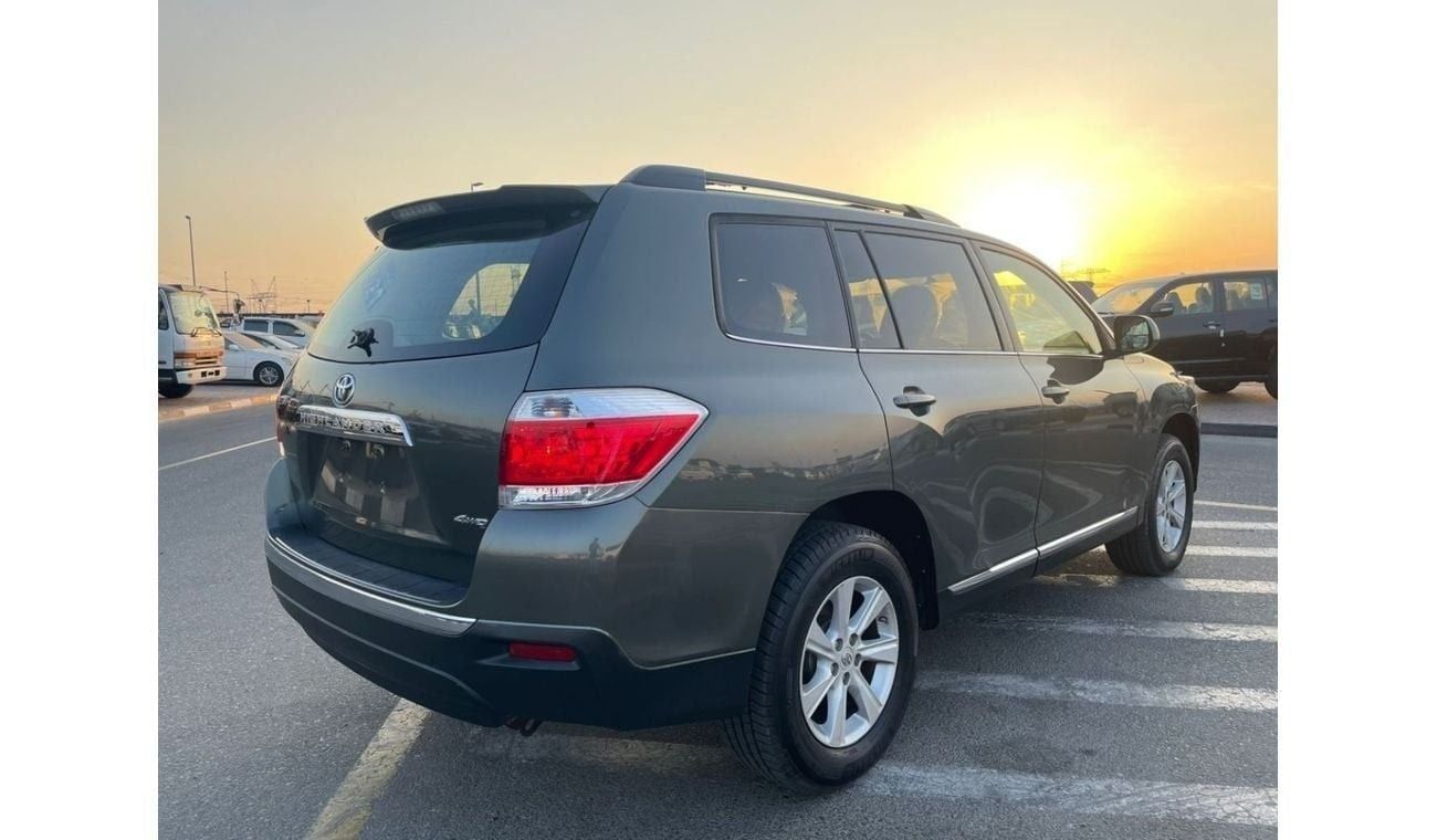 تويوتا هايلاندر 2013 Toyota Highlander MidOption+ 3.5L V6 - AWD 4x4 - Electric Seats - 7 Seater With Rear CAM - 90,0