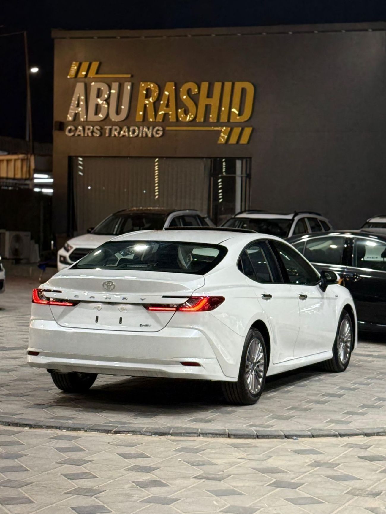 Toyota Camry (*تويوتا كامري هايبرد/ لاكجري*) *موديل* : 2025 *السعر* : 105.000 درهم  *ممشي* : صفر ك/م  (*مواصفات خ