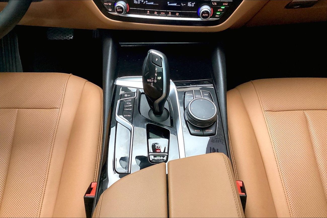 بي أم دبليو 520i Joy Edition | شامل الضمان | 0 ﺪﻔﻋﺓ ﺃﻮﻟﻯ