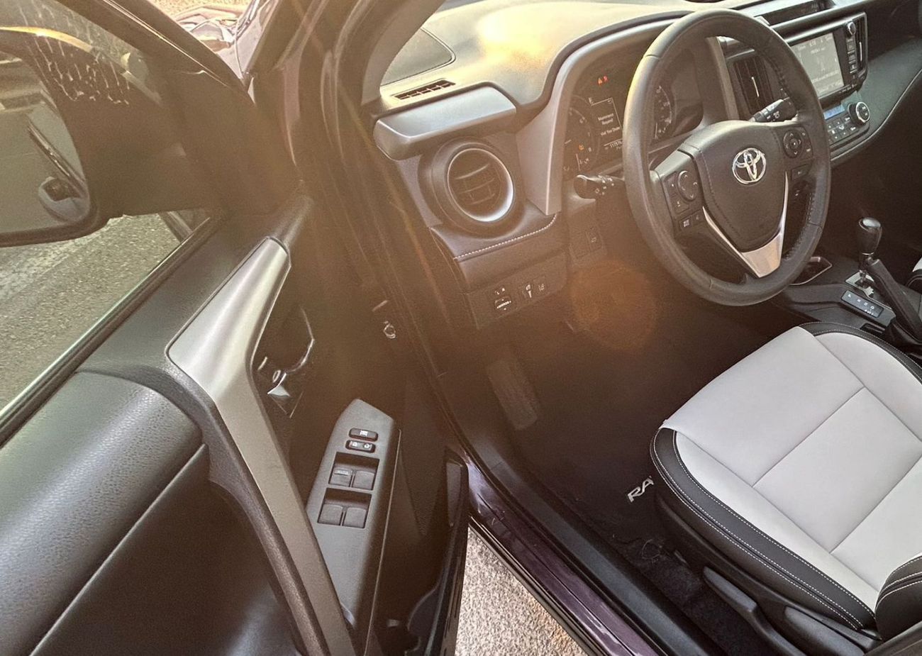 Toyota RAV4 2017 Toyota Rav4 Full Option XLE 2.5L V4 - Front / Back Sensors & Radar - Auto Trunk Push Start -