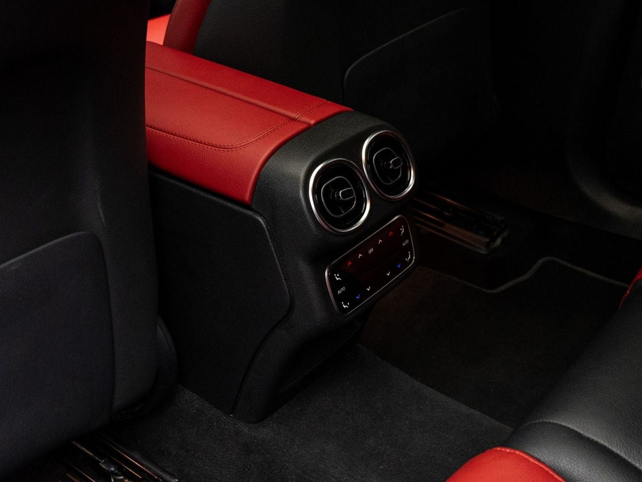 Mercedes Benz GLC200 PREMIUM PLUS BUY NOW, PAY 2027 | THE BLACKLINE STANDARD | Mercedes Warranty + Service Contract, GCC