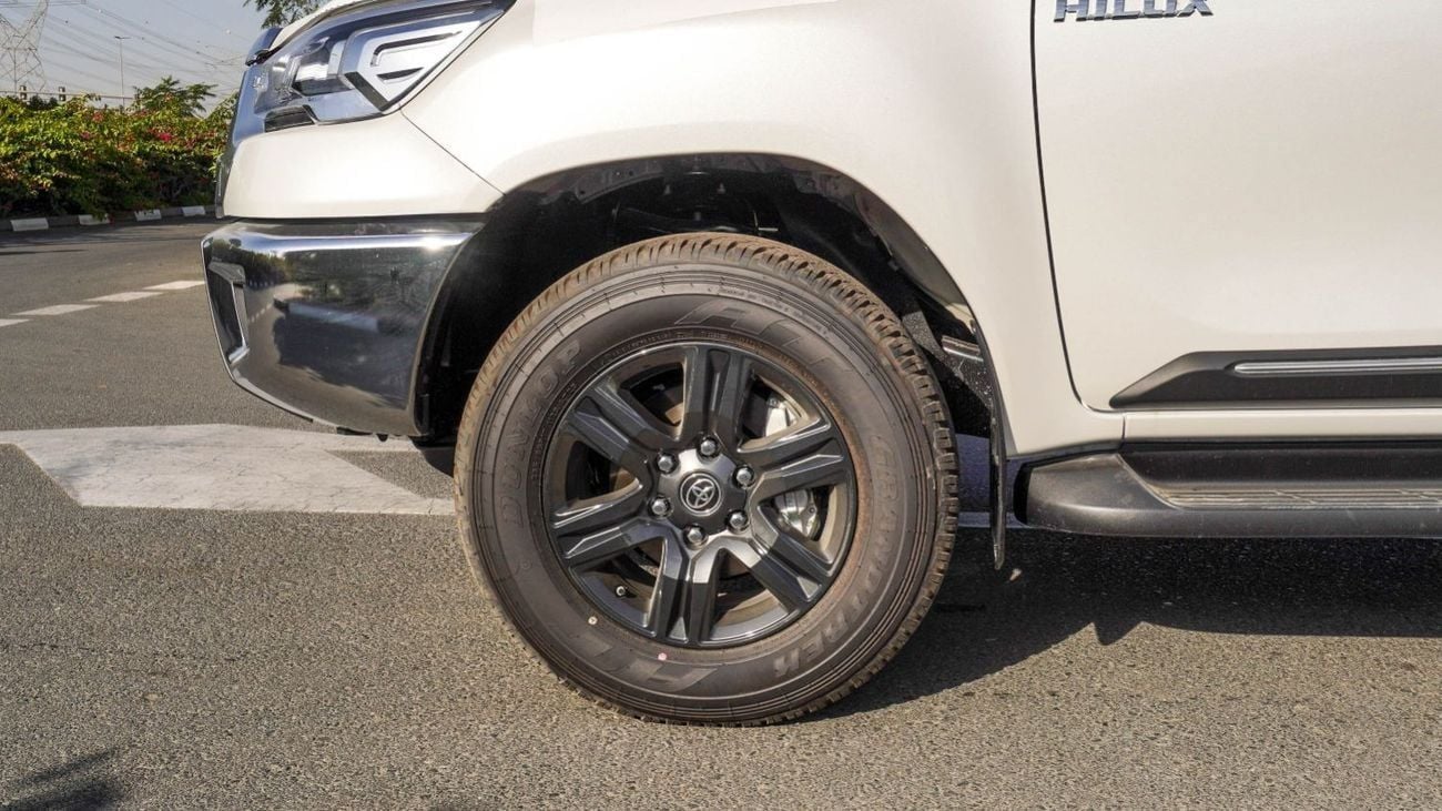 تويوتا هيلوكس SR5 ECTAGR005 – 2026 Toyota Hilux Double Cab 2.7L Petrol Manual 4wd – White w Red