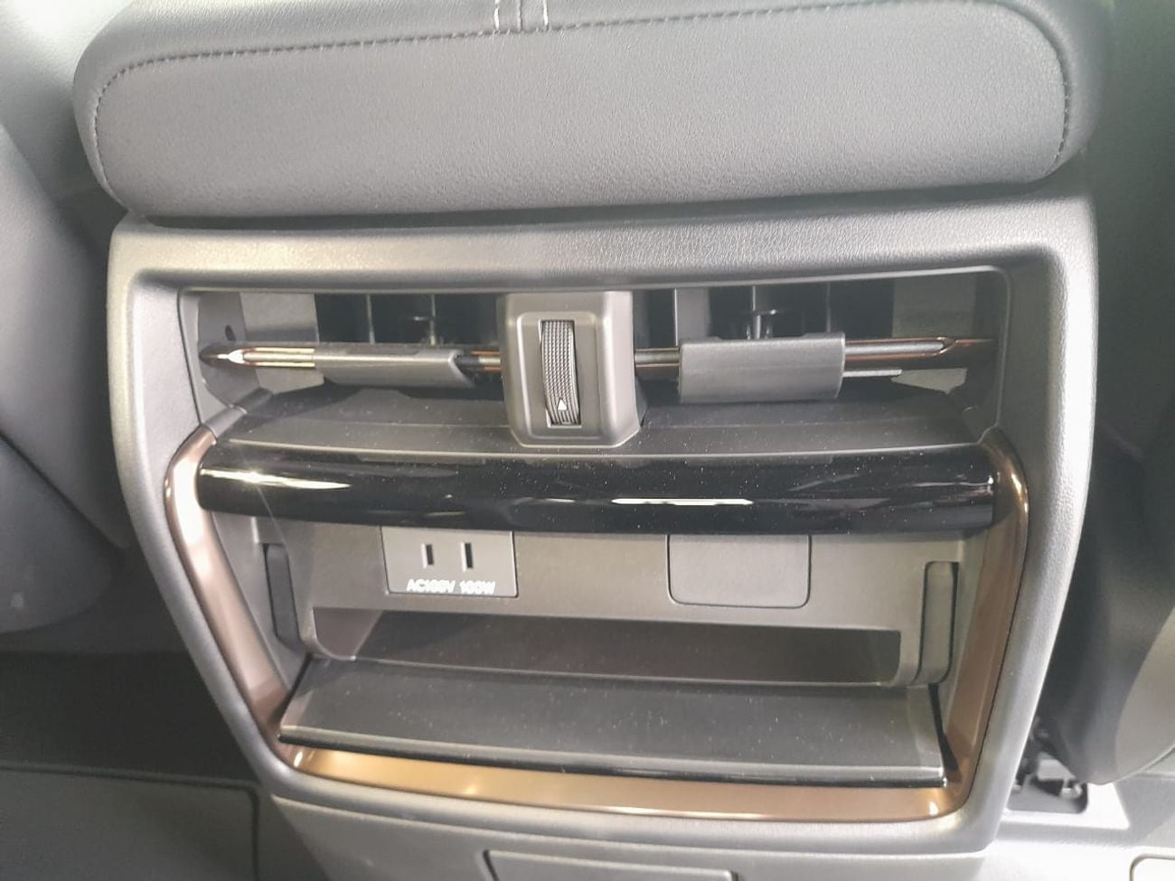 تويوتا ألفارد Executive Lounge