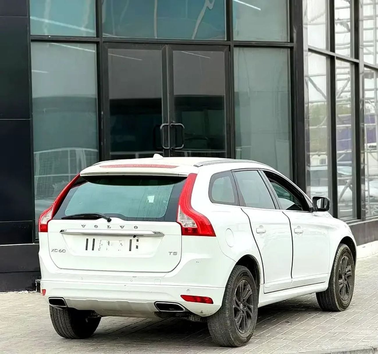 Volvo XC60 GCC Specs - Reliable Luxury SUV in Excellent Condition