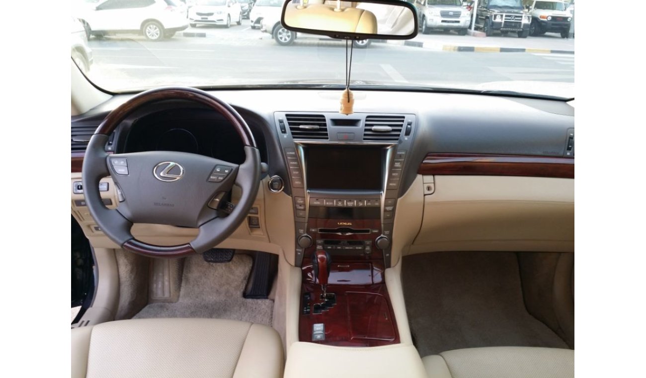 Lexus LS460 GCC - Full option - Full service history AL Futaim
