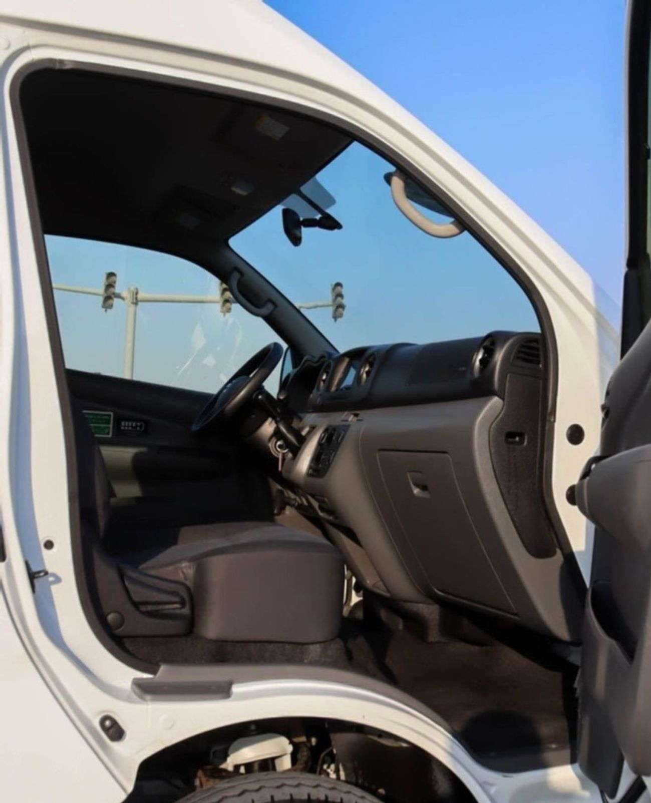 نيسان أورفان Std 2.5L (14 Seater) Nissan Urvan 2.5L 2022 GCC Original Paint accident-free in excellent condition,