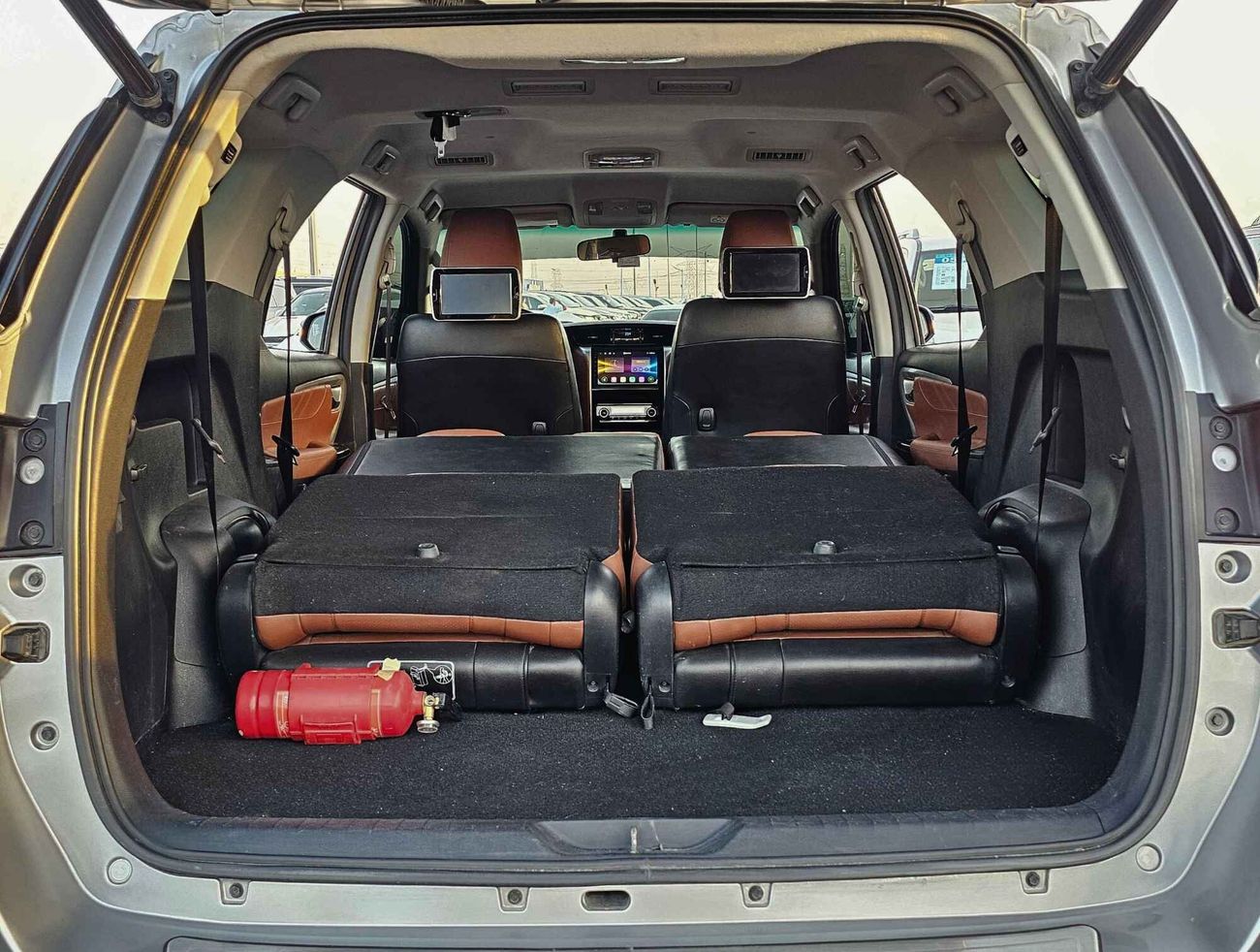 تويوتا فورتونر VXR V6/ 4WD/ AUTO TRUNK/ TRIPTONIC/ DVD/ HEAD REST/ LEATHER/ LOT# 31141