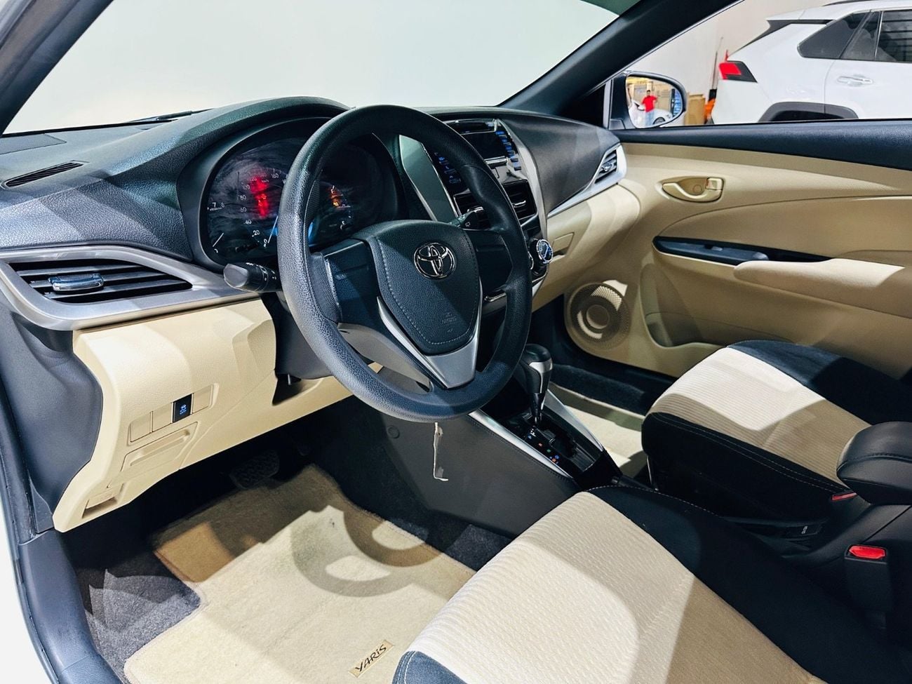 تويوتا يارس Std 1.3L hatchback