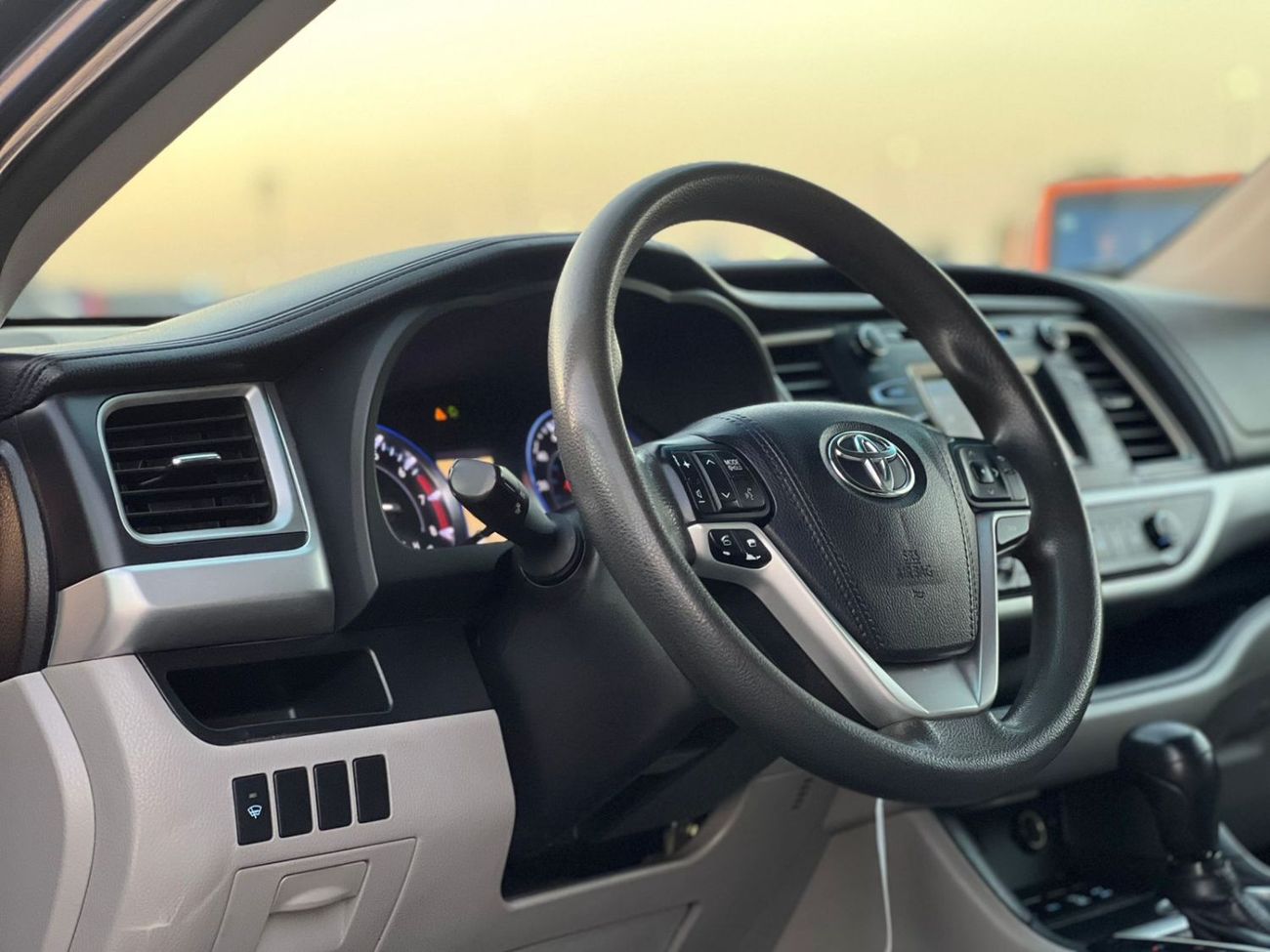 تويوتا هايلاندر 2015 Toyota Highlander MidOption - 3.5L V6 - 4x4 AWD Rear Camera - 7 Leather Seat- Auto Trunk