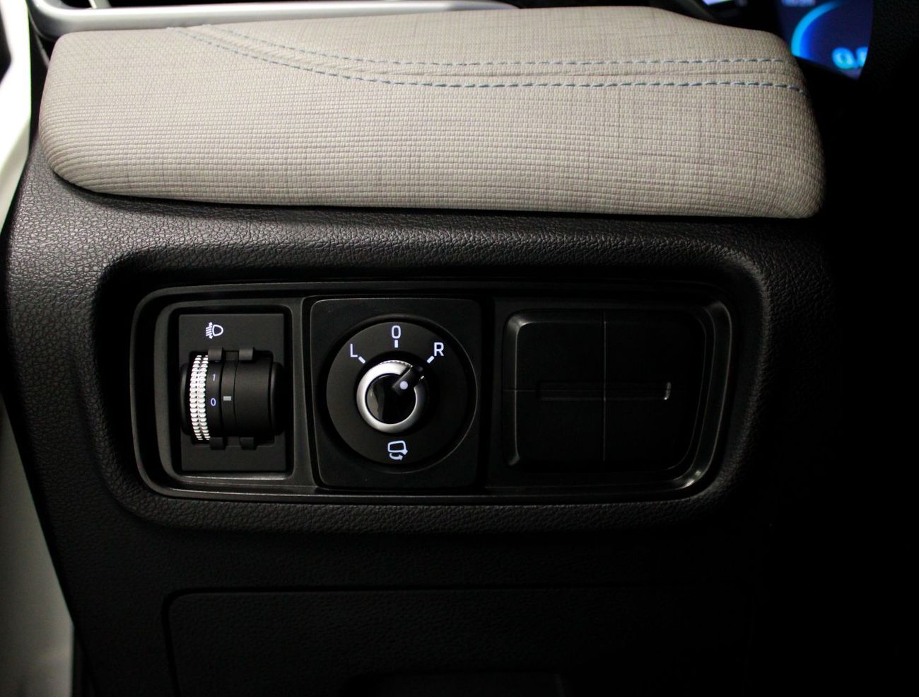 جاك J7 JAC J7 - White with black top