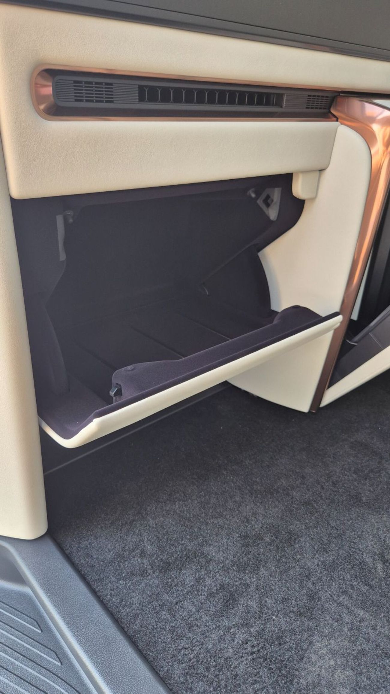 Lexus LM 350h 2025 LM350H 4-Seat VIP 10th digit VIN "S"