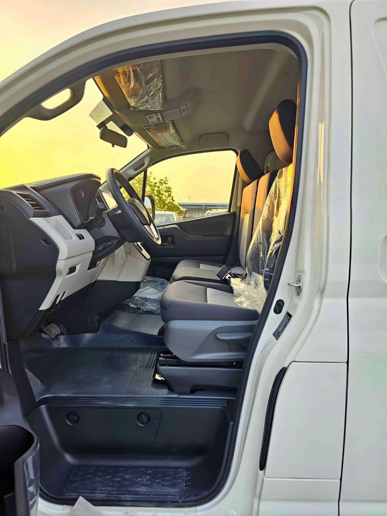 تويوتا هاياس CARGO MID ROOF/3.5L PETROL V6 A/T/ REAR CAMERA (CODE # HCPMB2)