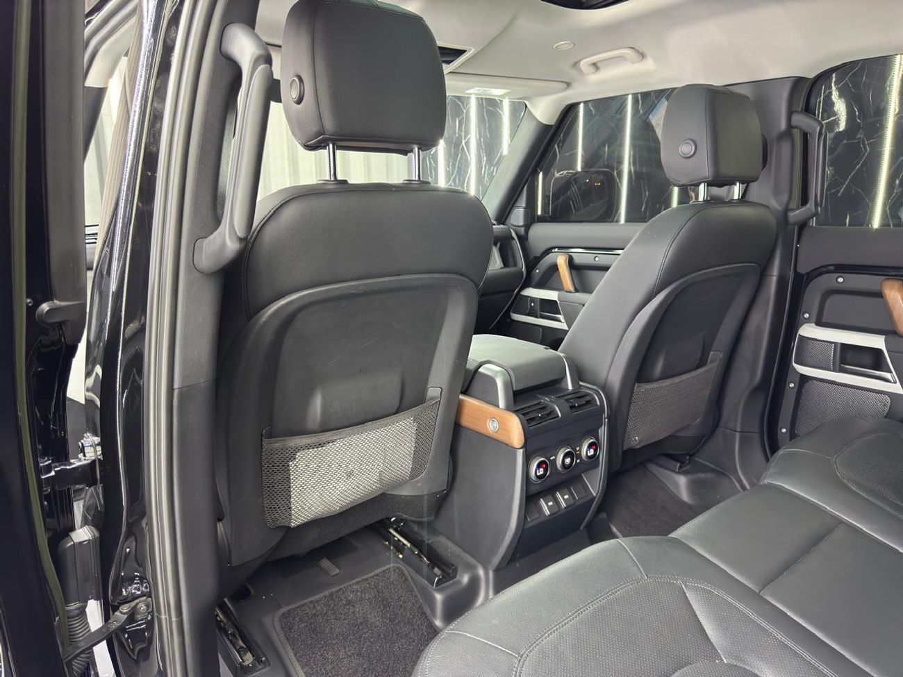 Land Rover Defender 110 SE P400 3.0L 2023 Land Rover Defender, 2028 Land Rover Defender Warranty + Service Pack, GCC