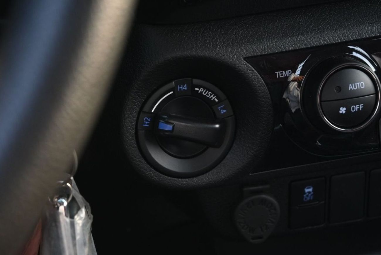 تويوتا هيلوكس Toyota Hilux SR5 GLSX 2.7L Petrol, Manual Transmission, 4WD, Model 2024, Color White