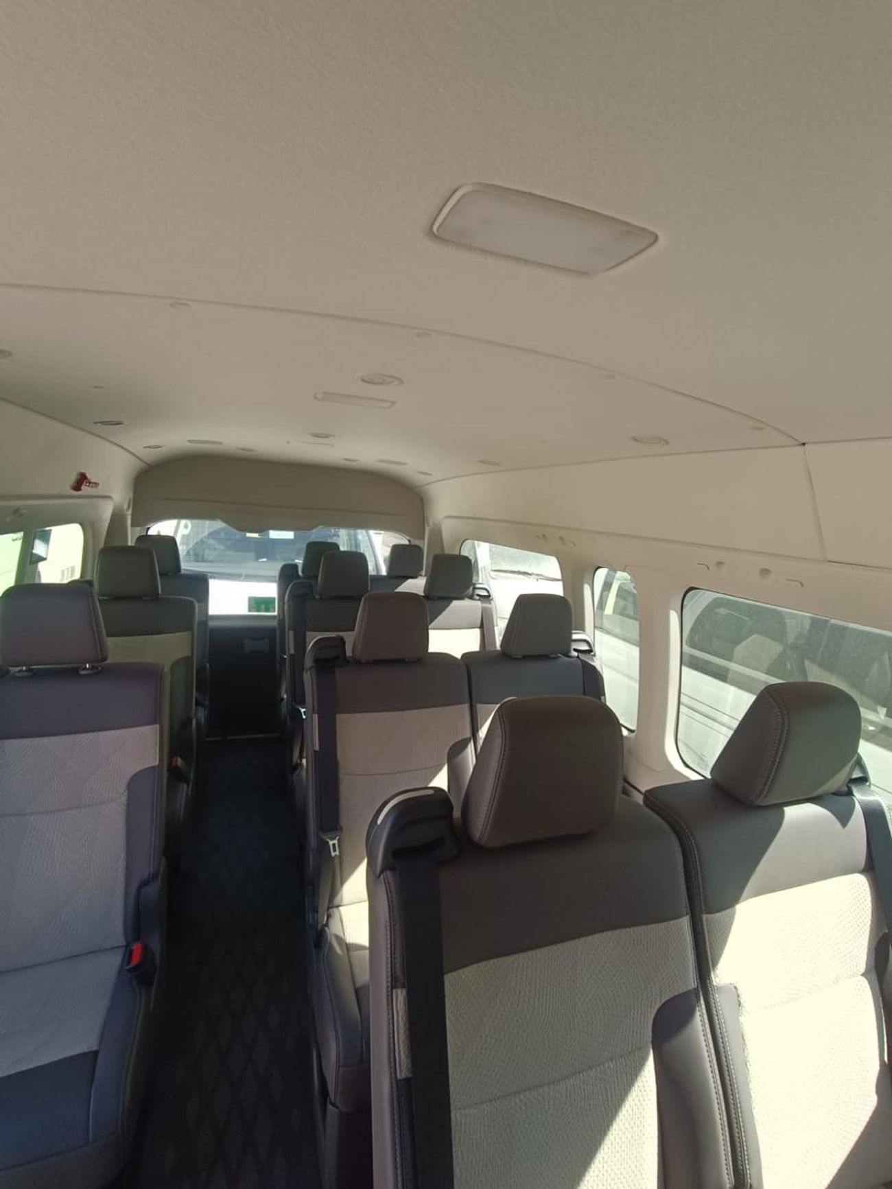 تويوتا هاياس 2.8L DIESEL GL 13 SEATER AUTOMATIC TRANSMISSION ( FOR RE EXPORT ONLY )