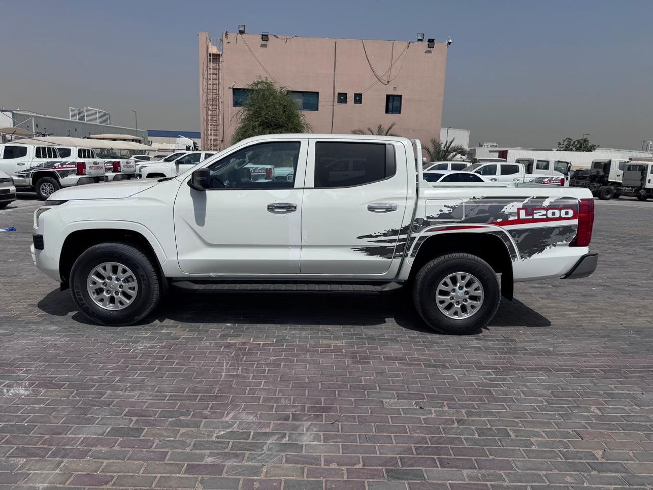 ميتسوبيشي L200 MITSUBISHI L200 Petrol Double Cabin 4WD 5MT 2.5L GLX -FULL OPTION_White