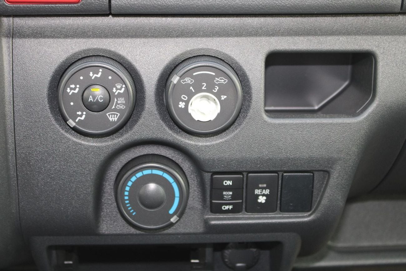 Toyota Hiace DLS - STD ROOF