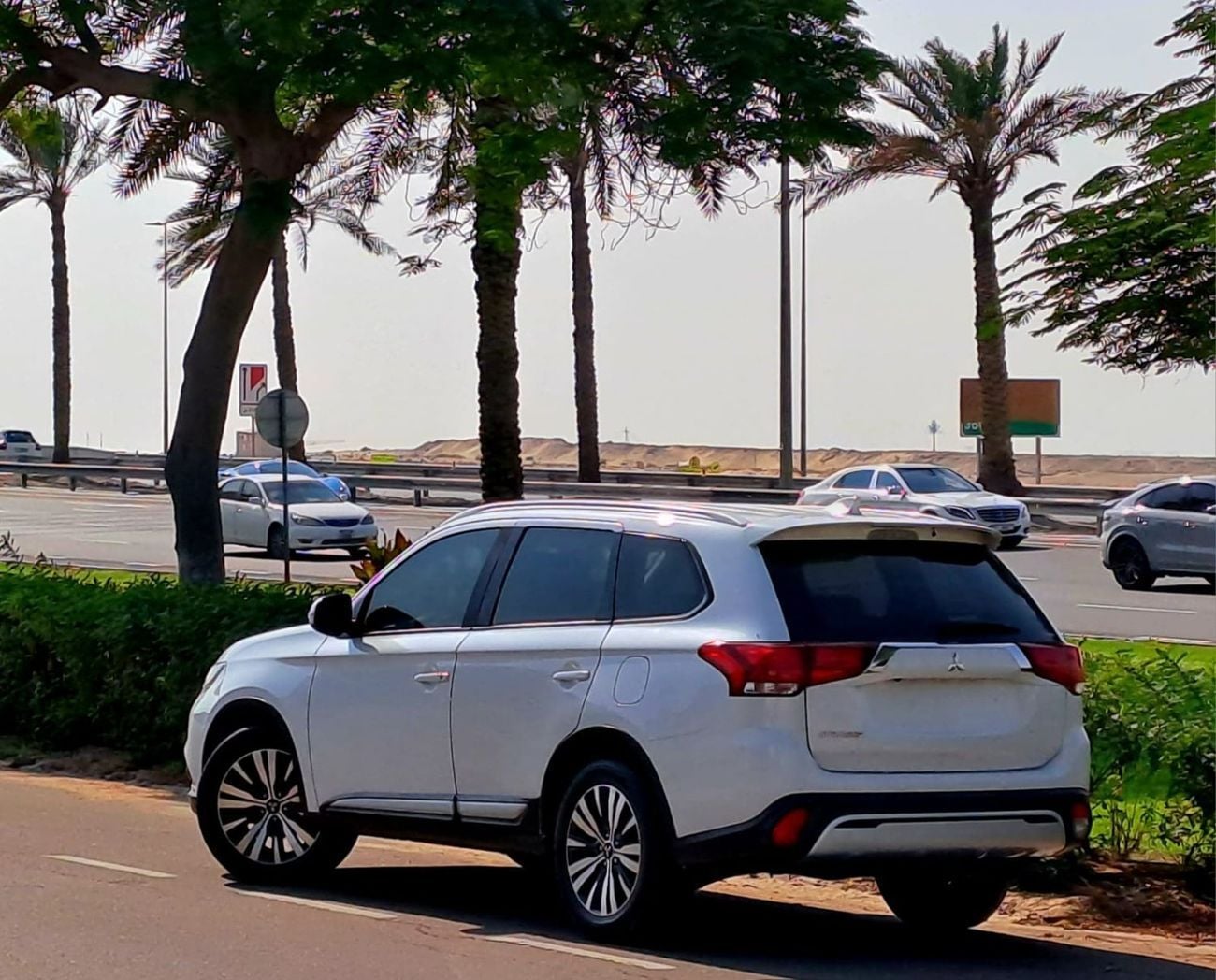 Mitsubishi Outlander GLX 2.4L 744-Monthly l GCC l 4WD , Cruise, Camera l Accident Free | Excellent Condition